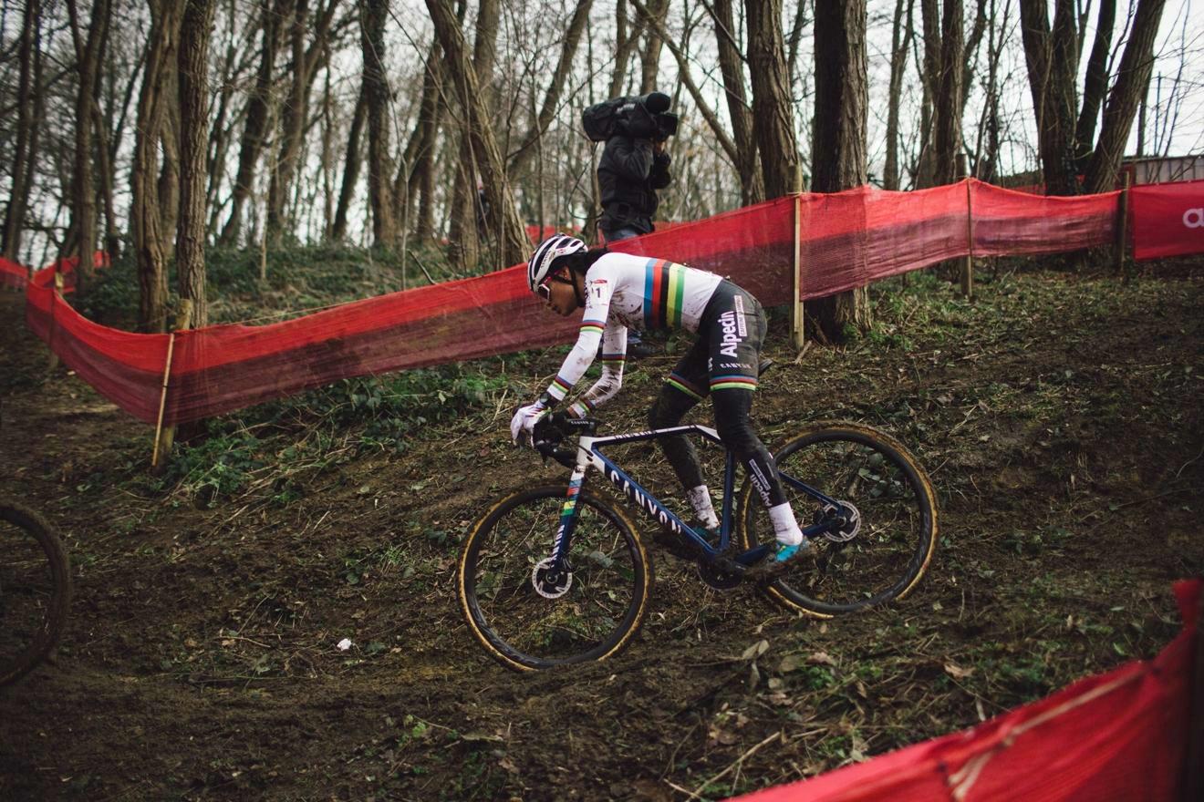 Le champion du monde Alvarado remporte la dernière manche à Overijse