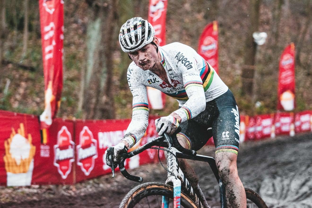 Mathieu van der Poel remporte la Coupe du monde passionnant à Namur après une bataille avec Wout van Aert et Tom Pidcock.