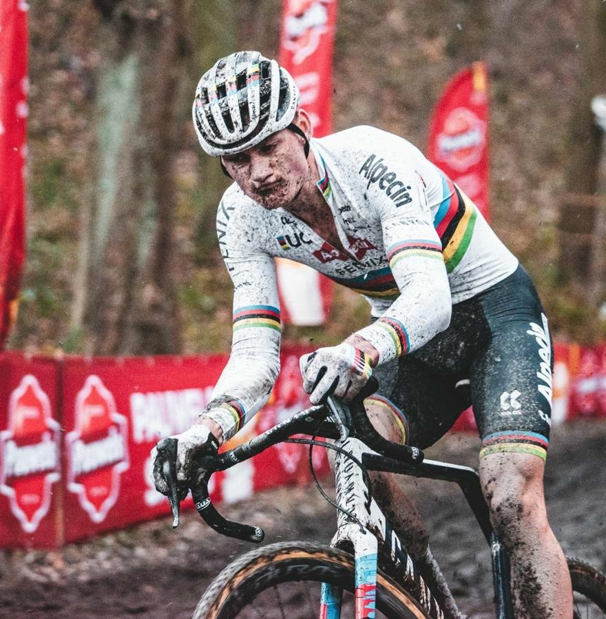 Mathieu van der Poel remporte la Coupe du monde passionnant à Namur après une bataille avec Wout van Aert et Tom Pidcock.