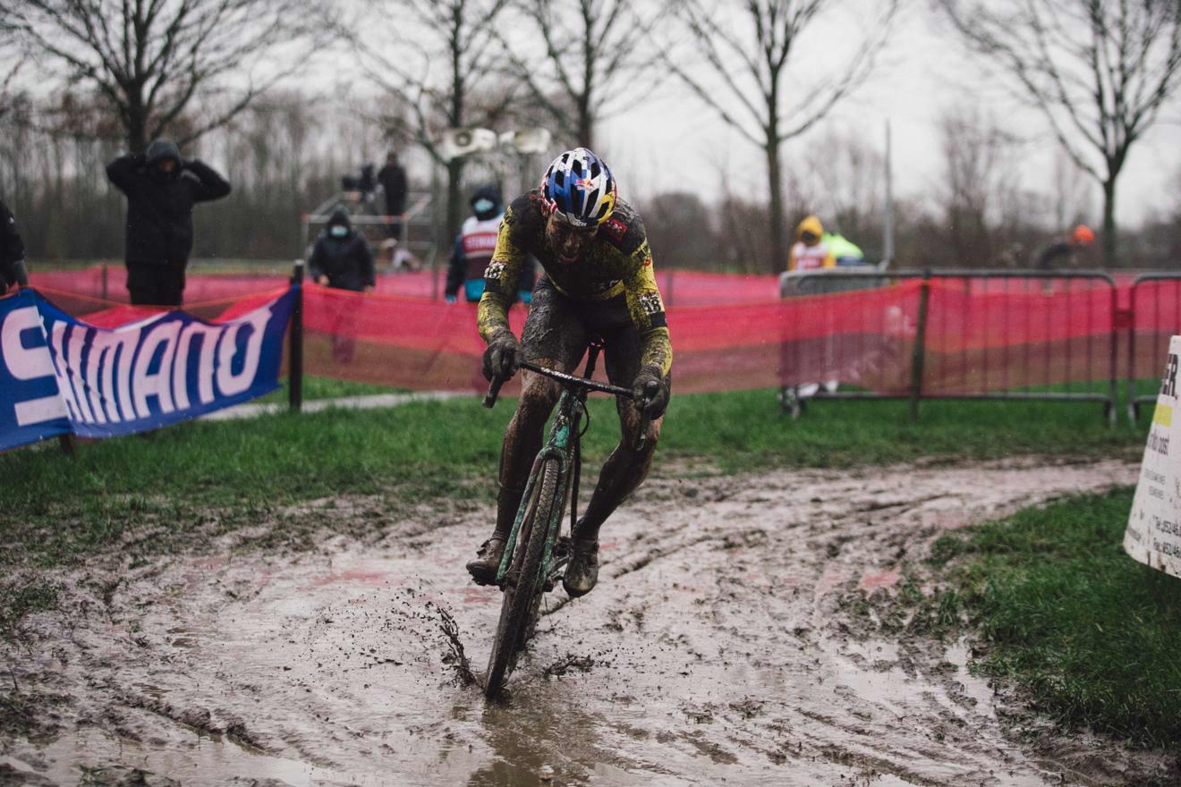 Wout Van Aert wins World Cup in Dendermonde with great dominance