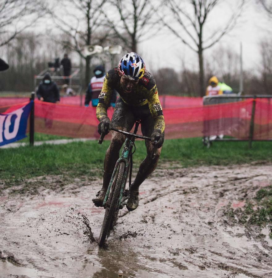 Wout van Aert wint met veel overmacht Wereldbekerveldrit Dendermonde