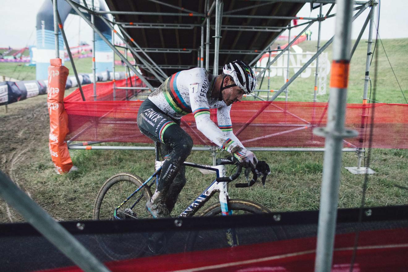 Mathieu Van der Poel imponeert na onemanshow in Hulst, Wout van Aert blijft leider in de wereldbeker