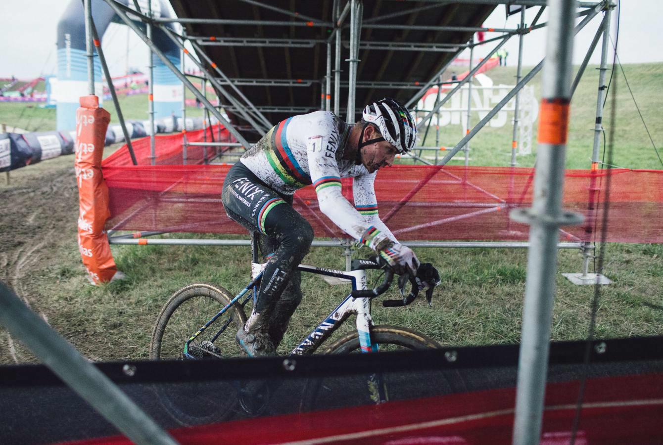 Mathieu Van der Poel a impressionné après un one-man show à Hulst, Wout van Aert reste leader de la Coupe du monde.