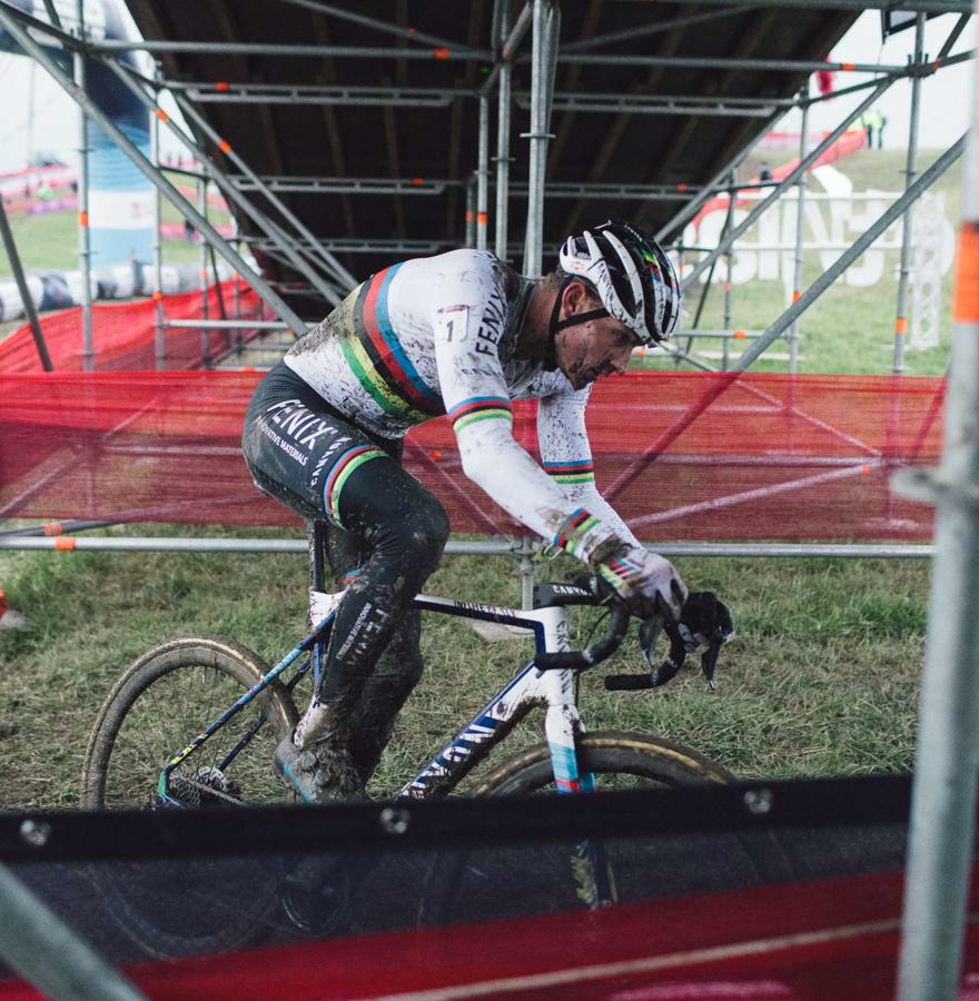 Mathieu Van der Poel a impressionné après un one-man show à Hulst, Wout van Aert reste leader de la Coupe du monde.