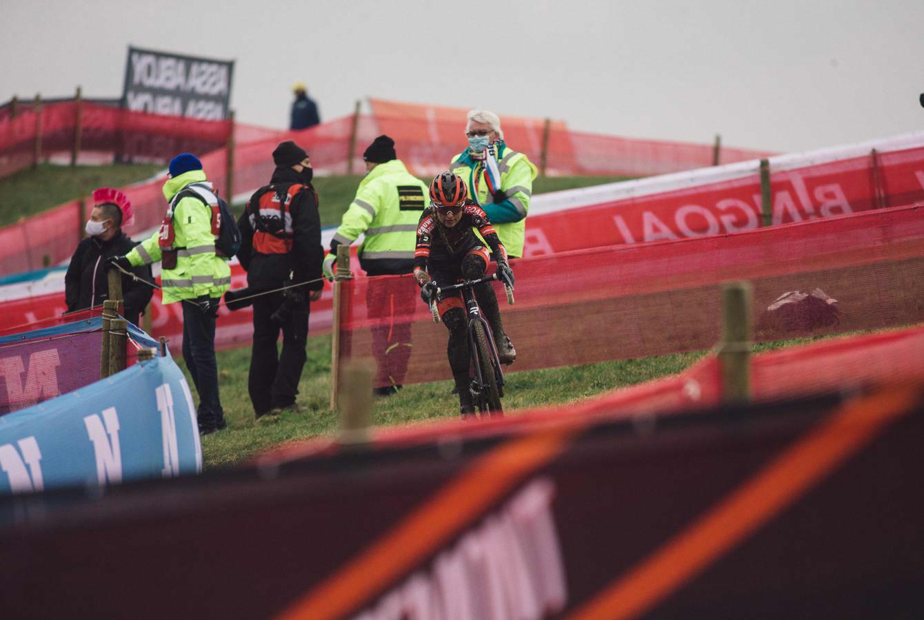 Opnieuw Oranje boven in de vrouwencross : Betsema oppermachtig in Hulst, Brand zeker van eindzege Wereldbeker