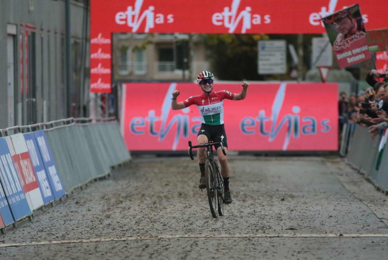 Jonge Vas wint eerste UCI Wereldbeker ooit in Overijse