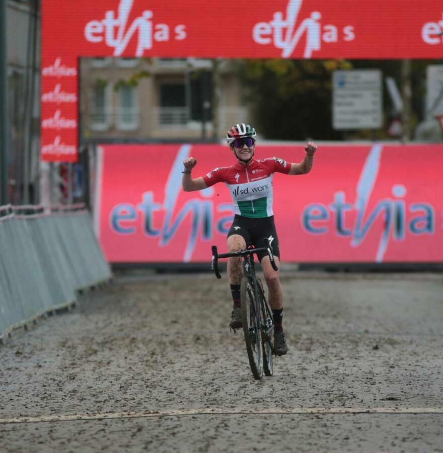Jonge Vas wint eerste UCI Wereldbeker ooit in Overijse