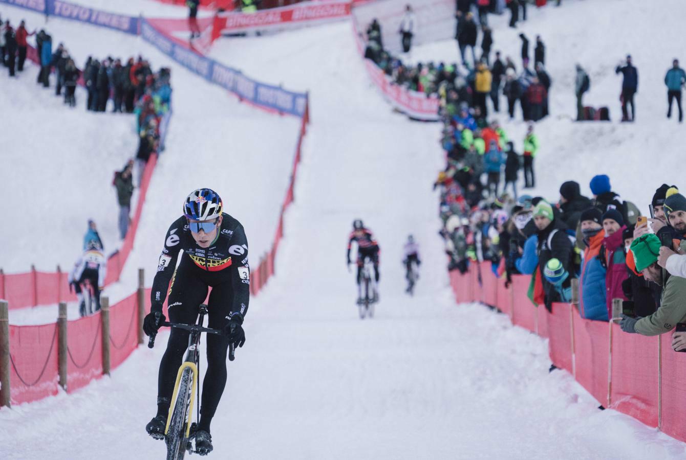 Van Aert soleert door de sneeuw