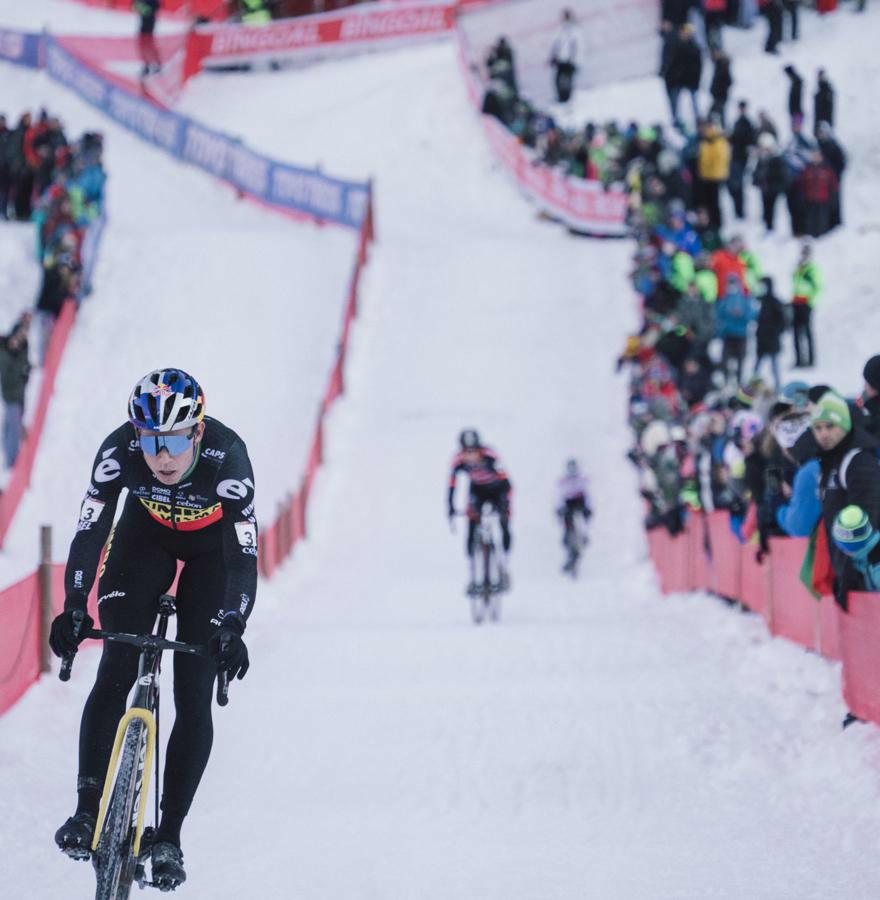 Van Aert soleert door de sneeuw