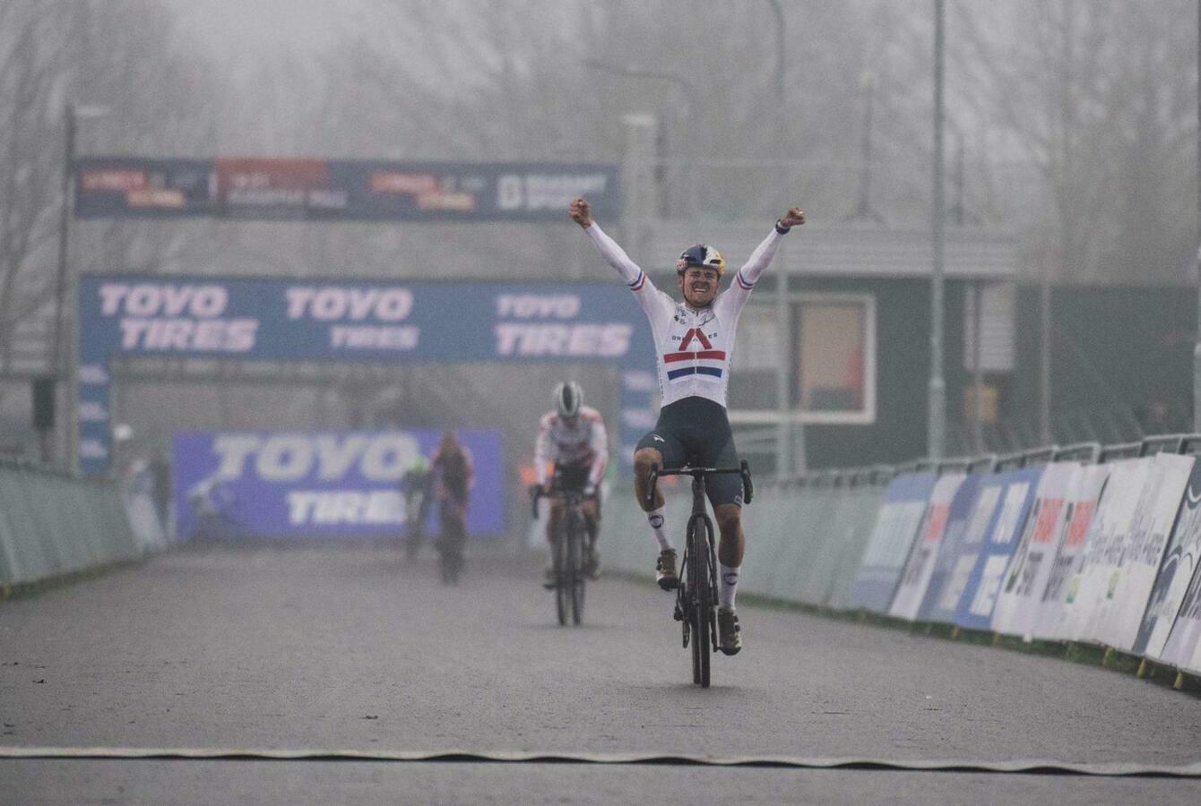 Tom Pidcock wint in Rucphen na razendsnelle laatste ronde