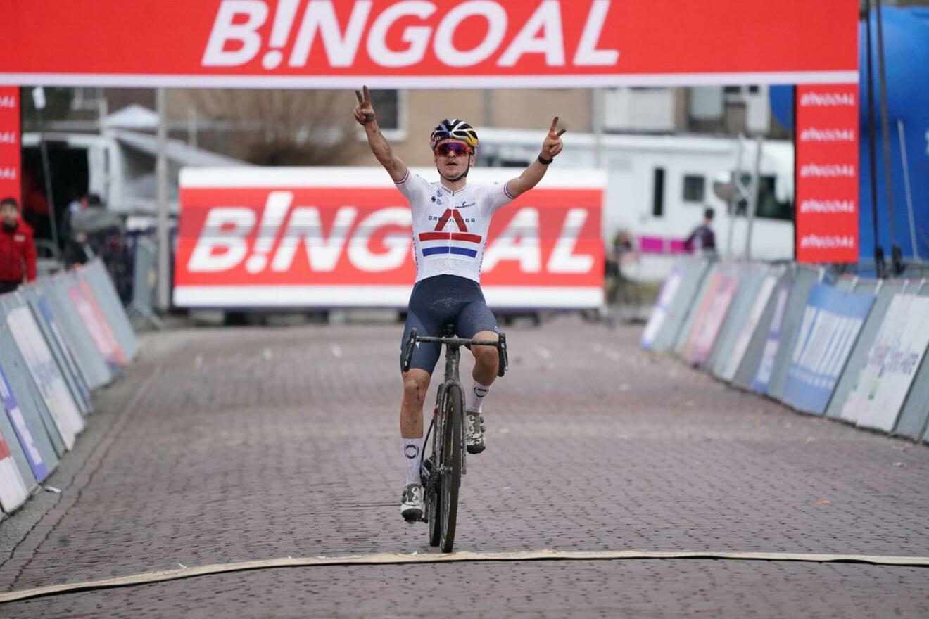 Tom Pidcock zegeviert in Hulst