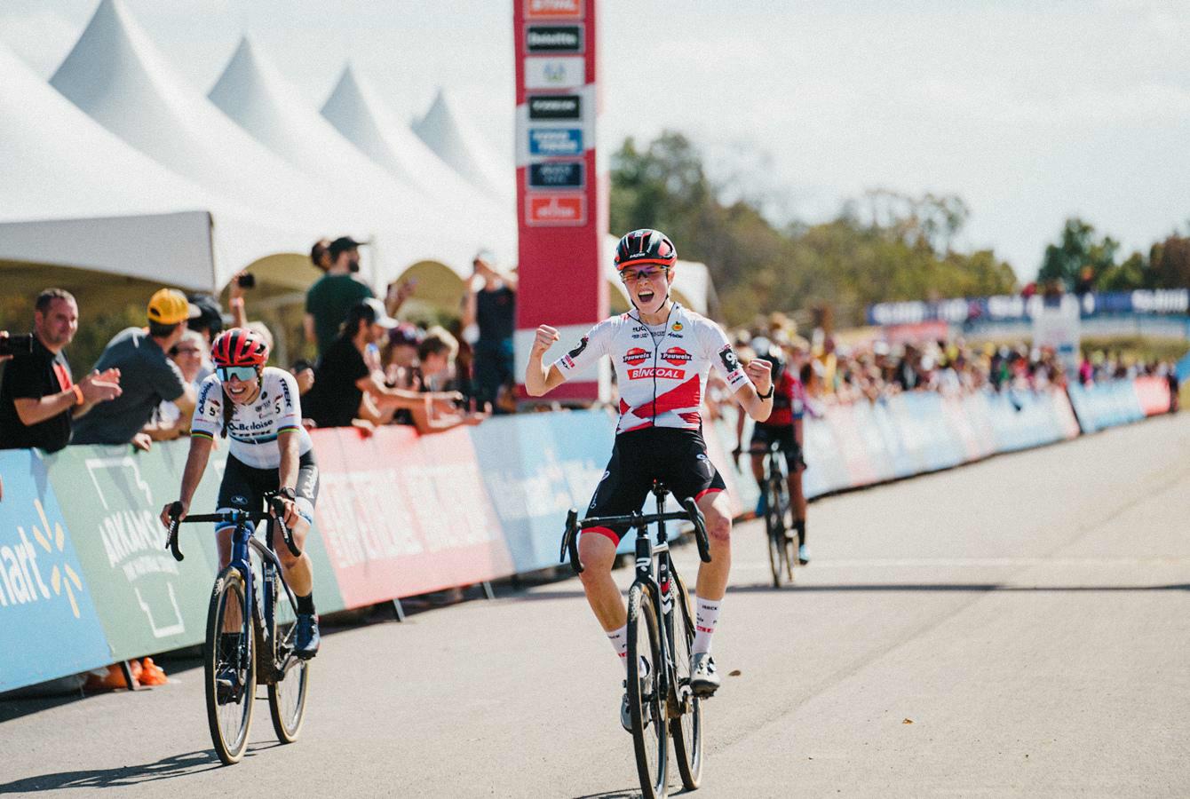 Van Empel toont zich de sterkste in Fayetteville na sprint met drie