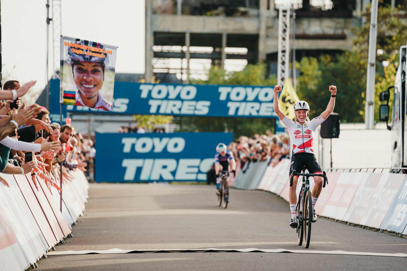 Quatrième victoire de suite pour Fem van Empel à Maasmechelen