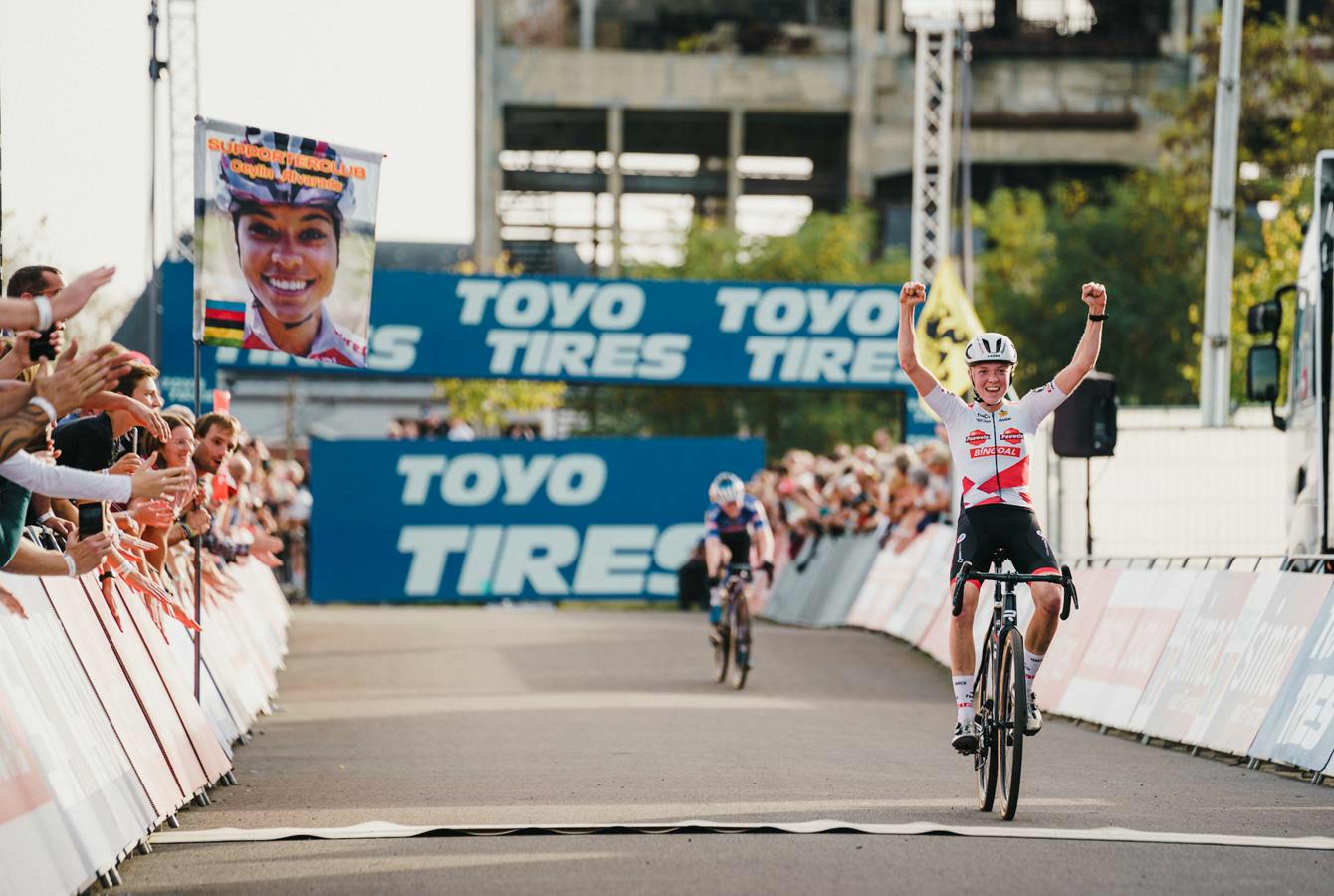 Quatrième victoire de suite pour Fem van Empel à Maasmechelen