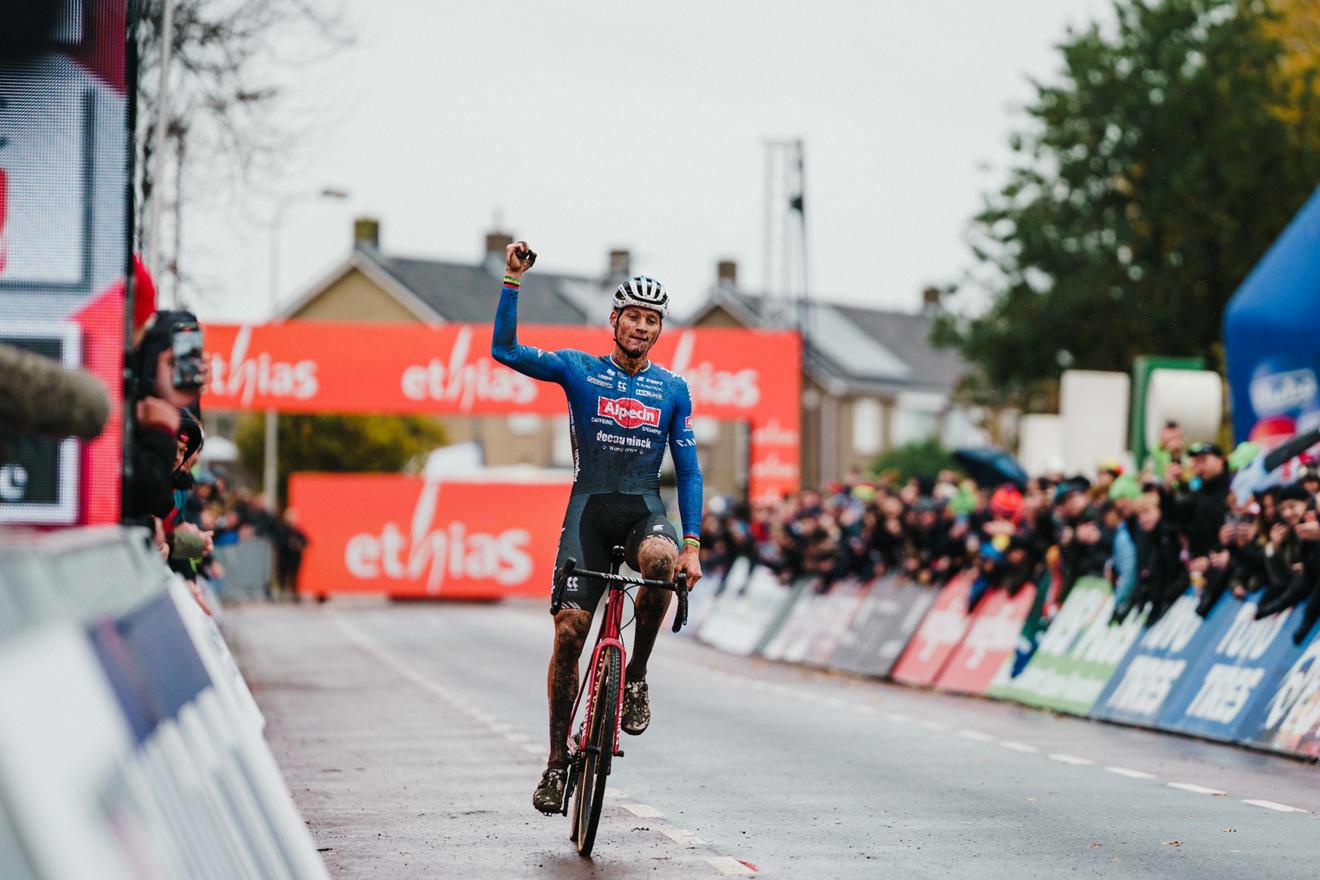 Van der Poel makes a return in style and wins for the fifth time in Hulst