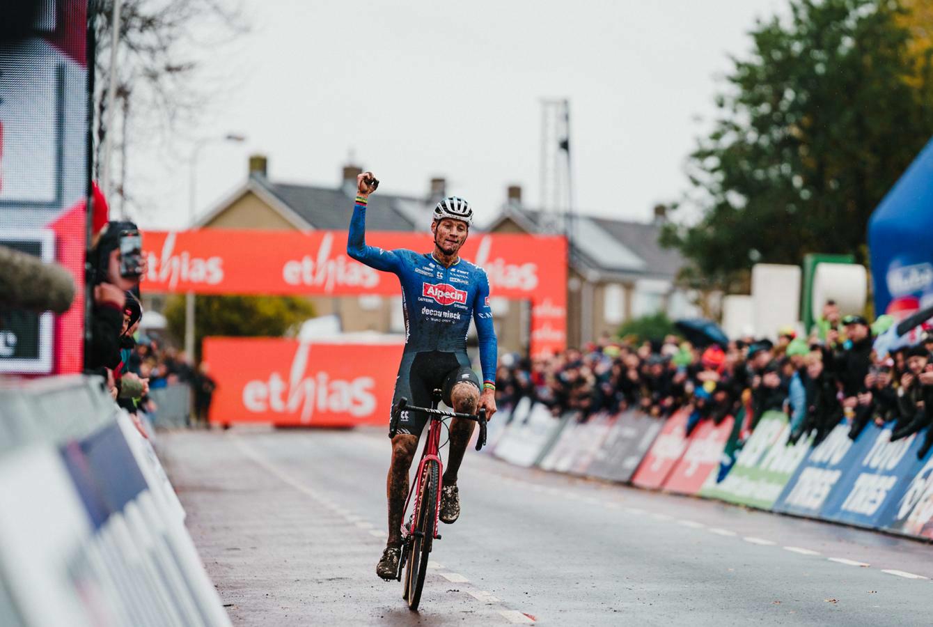 Van der Poel maakt rentree in stijl en wint voor vijfde keer in Hulst