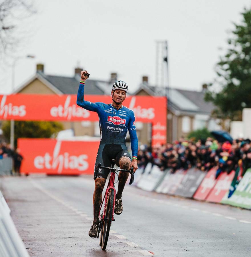 Van der Poel maakt rentree in stijl en wint voor vijfde keer in Hulst