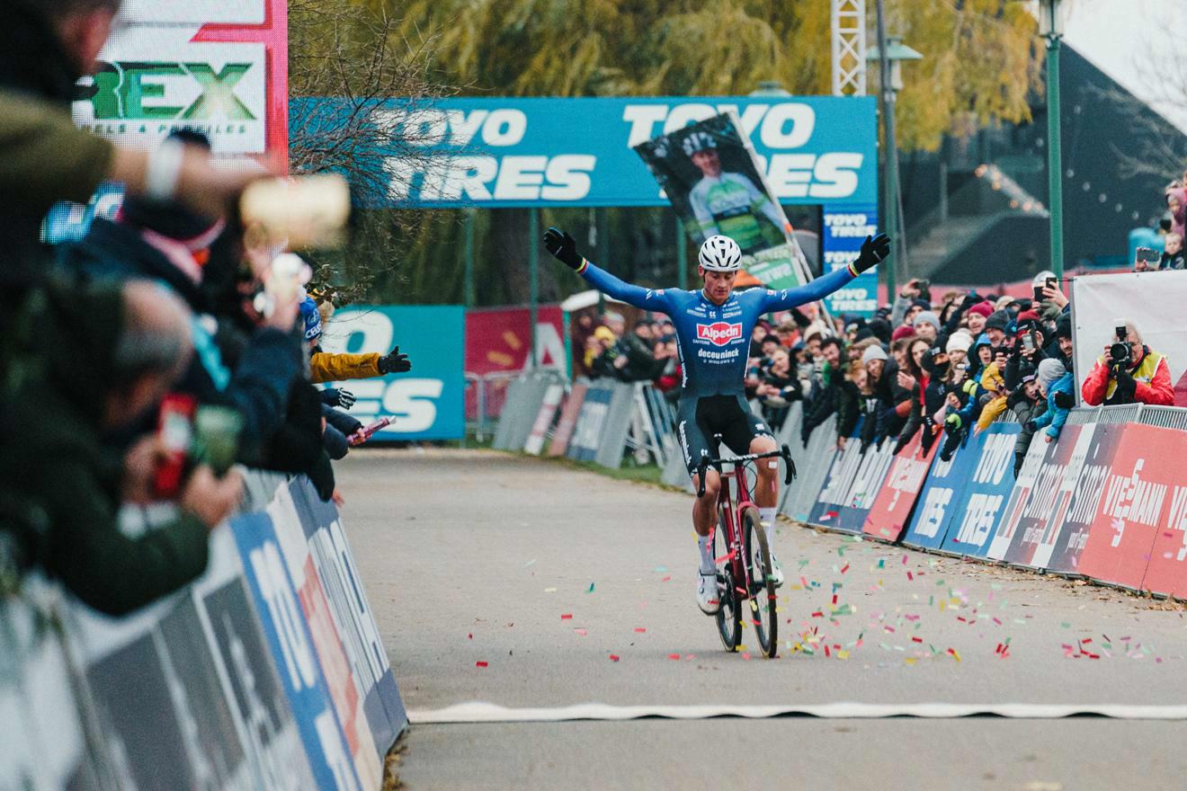 Mathieu van der Poel demonstreert in Antwerpen