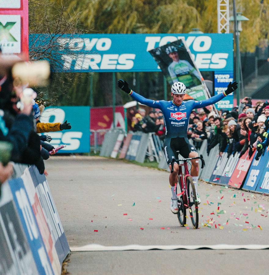 Mathieu van der Poel demonstreert in Antwerpen