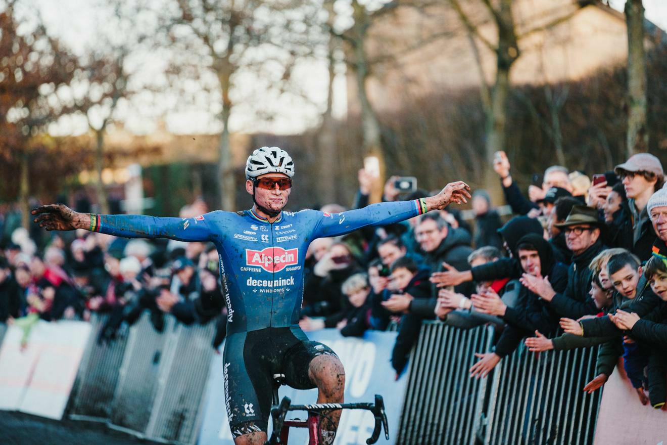 A strong Van der Poel claims victory in Gavere
