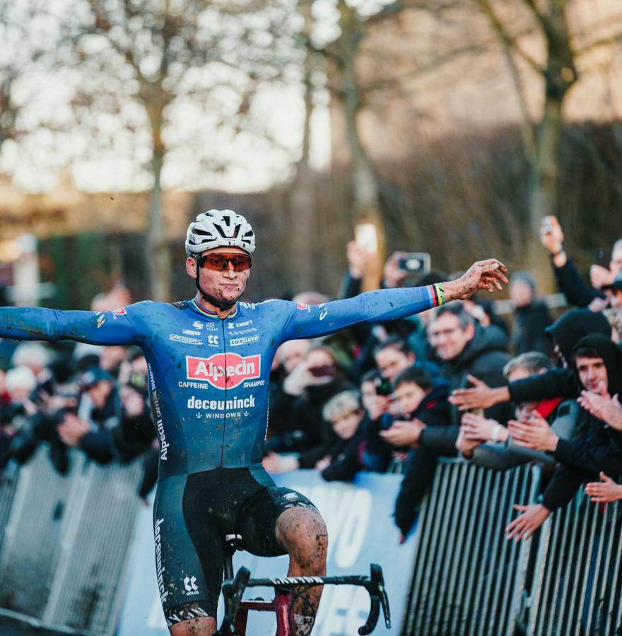 A strong Van der Poel claims victory in Gavere