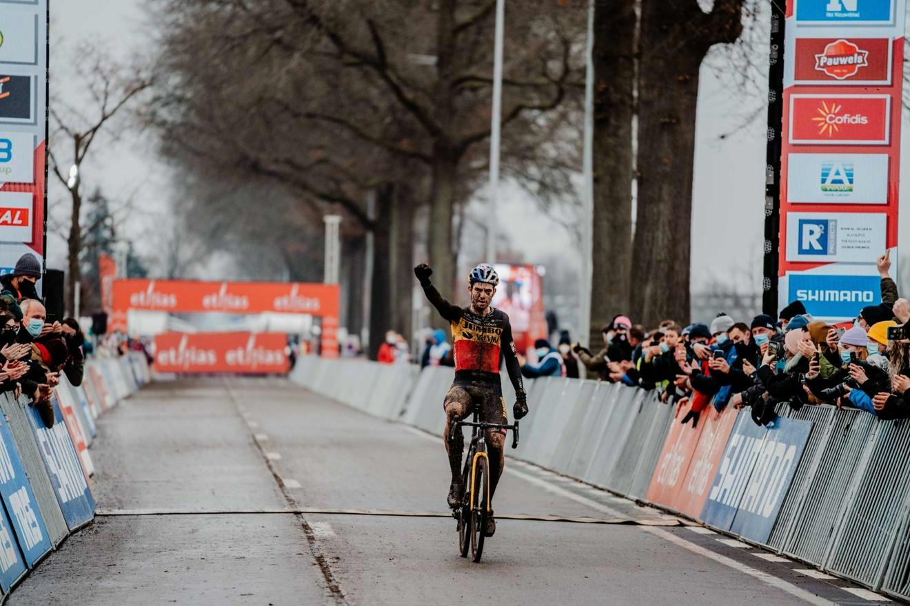 Wout van Aert wint solo in Dendermonde