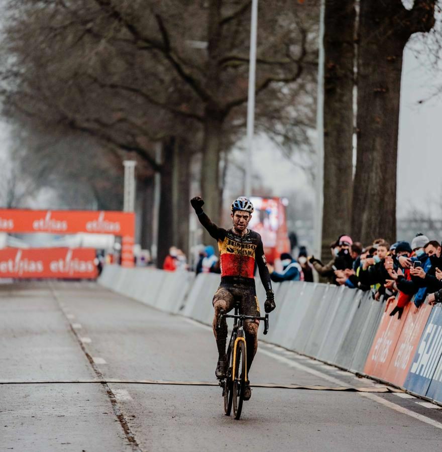 Wout van Aert wins solo in Dendermonde