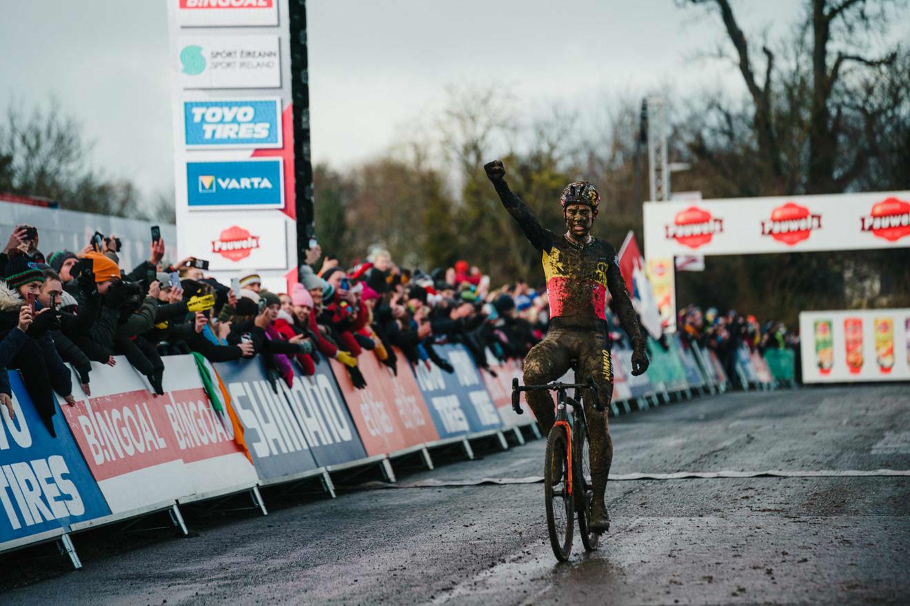 Van Aert soleert in Dublin