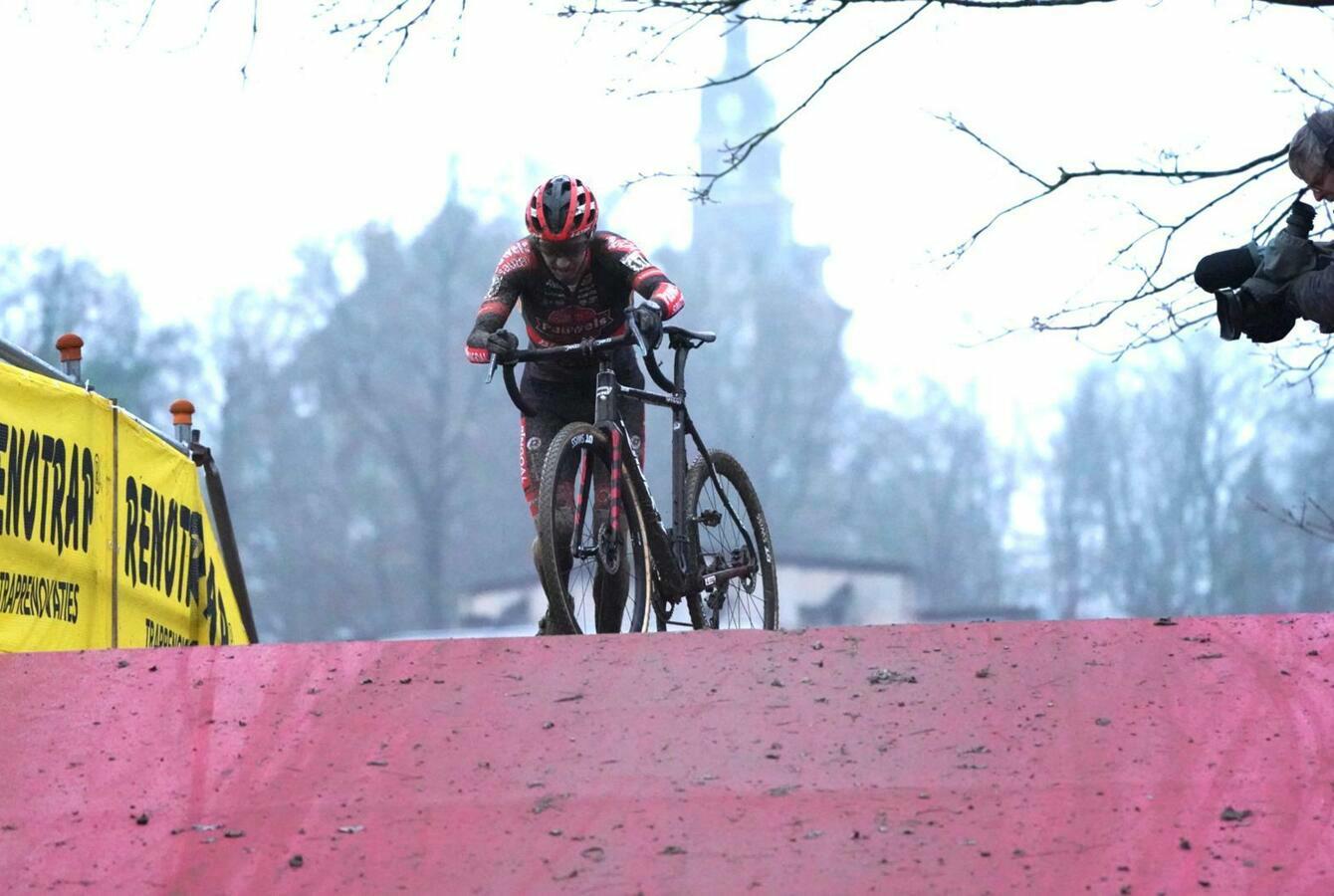 Emotionele Vanthourenhout wint loodzware cross in Namur