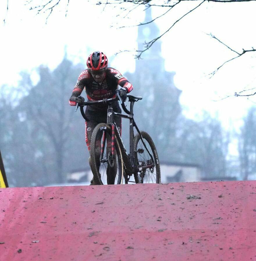 Emotionele Vanthourenhout wint loodzware cross in Namur