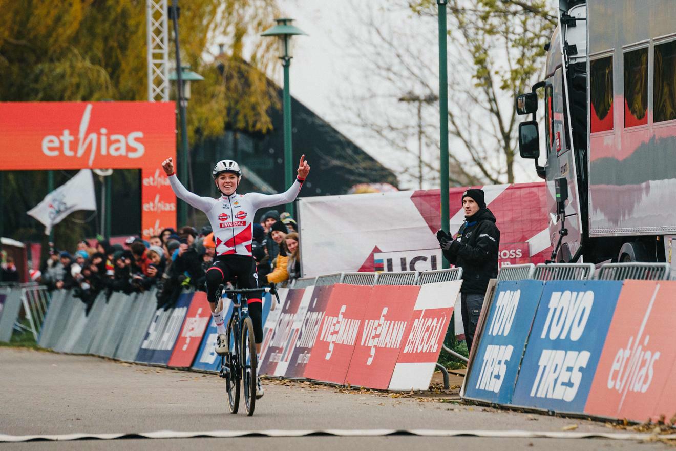 Van Empel cruises solo to her fifth UCI World Cup victory in Antwerpen