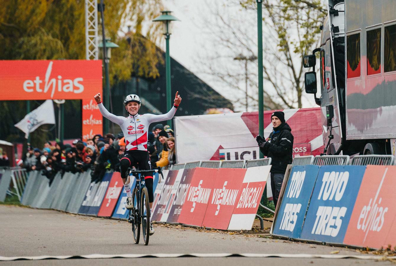 Van Empel cruises solo to her fifth UCI World Cup victory in Antwerpen
