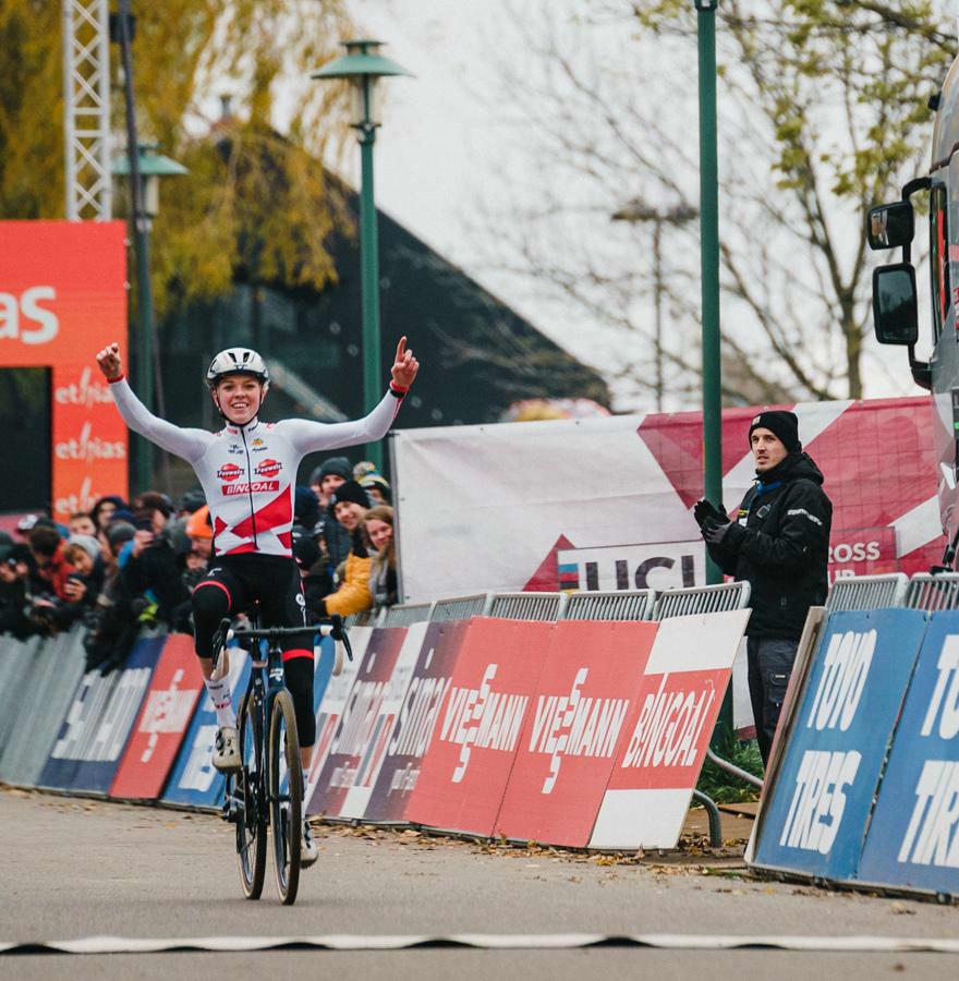 Van Empel cruises solo to her fifth UCI World Cup victory in Antwerpen