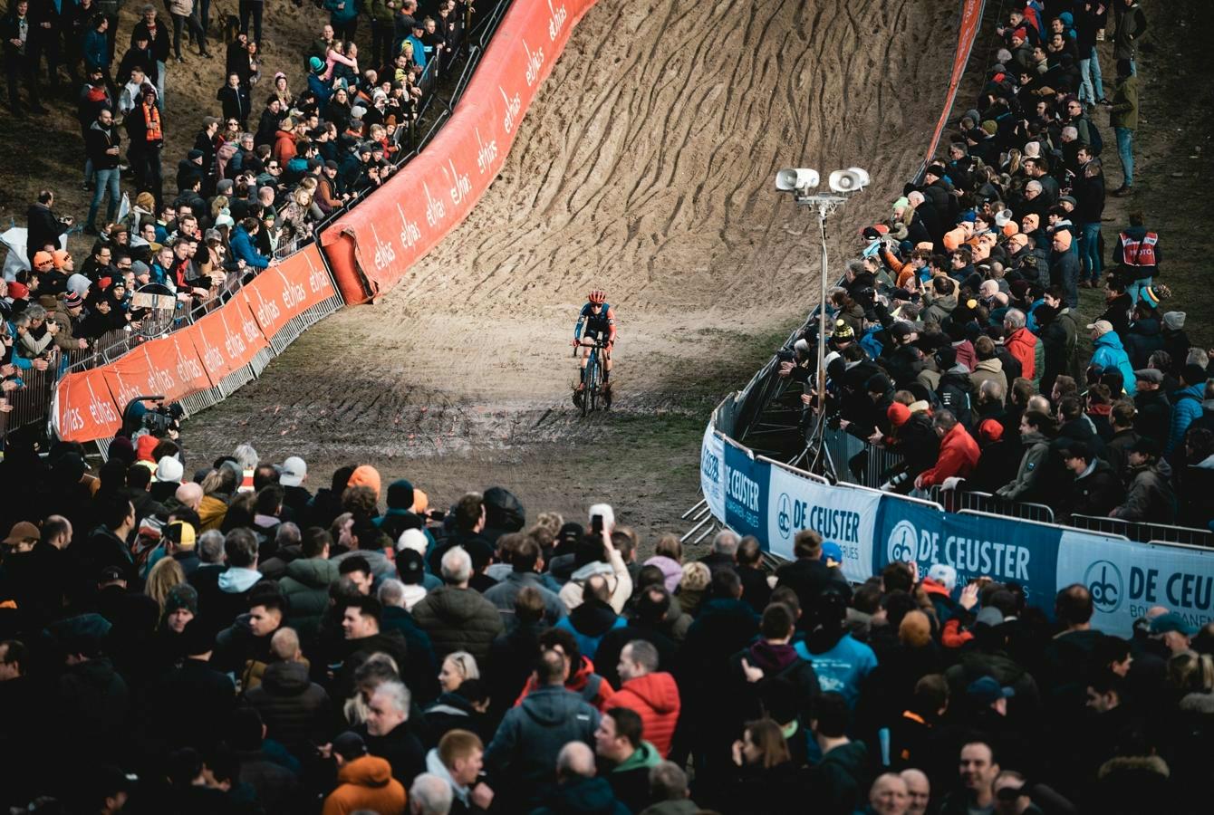 Show: 'Crossen, vliegen, duiken en weer opstaan'