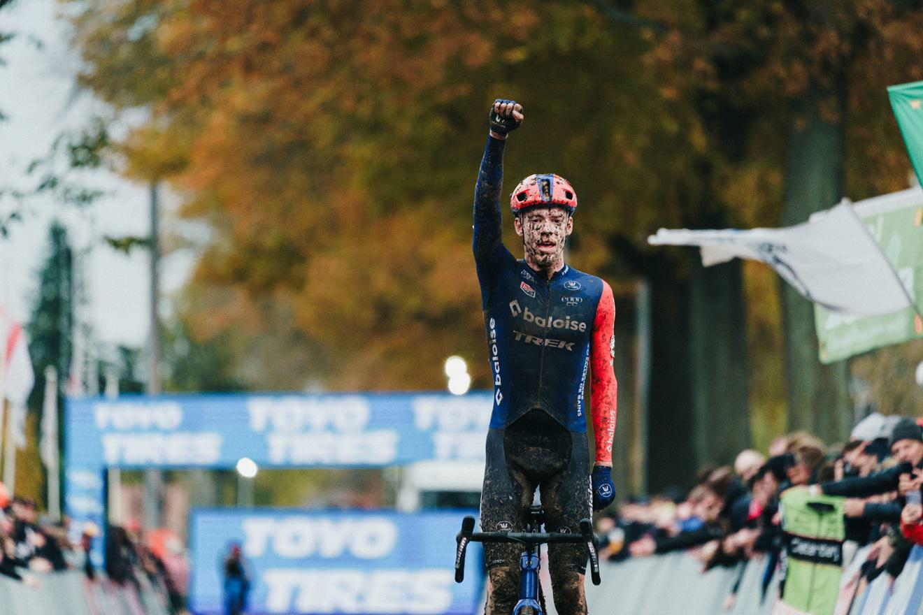 Pim Ronhaar wint in Dendermonde zijn eerste UCI Wereldbekermanche bij de profs