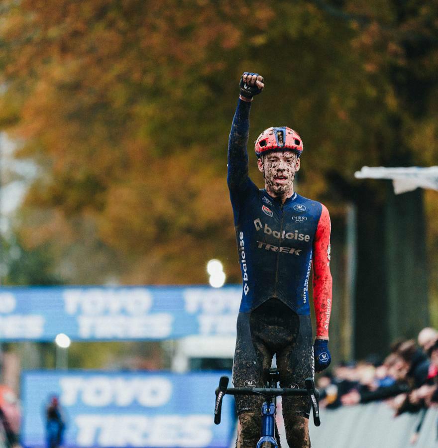 Pim Ronhaar wint in Dendermonde zijn eerste UCI Wereldbekermanche bij de profs
