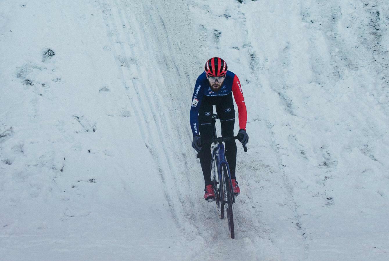 Nieuwenhuis vliegt solo naar zege in de sneeuw