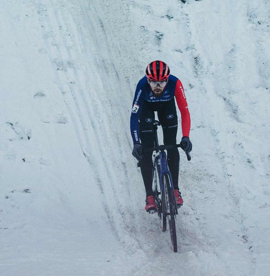 Nieuwenhuis vliegt solo naar zege in de sneeuw