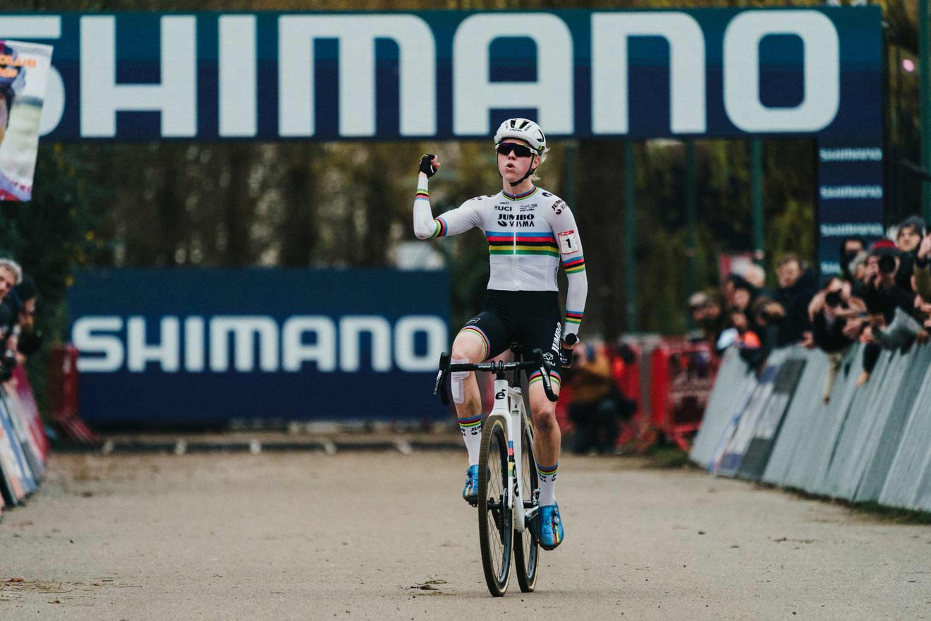 World champion Van Empel wins solo in Antwerpen