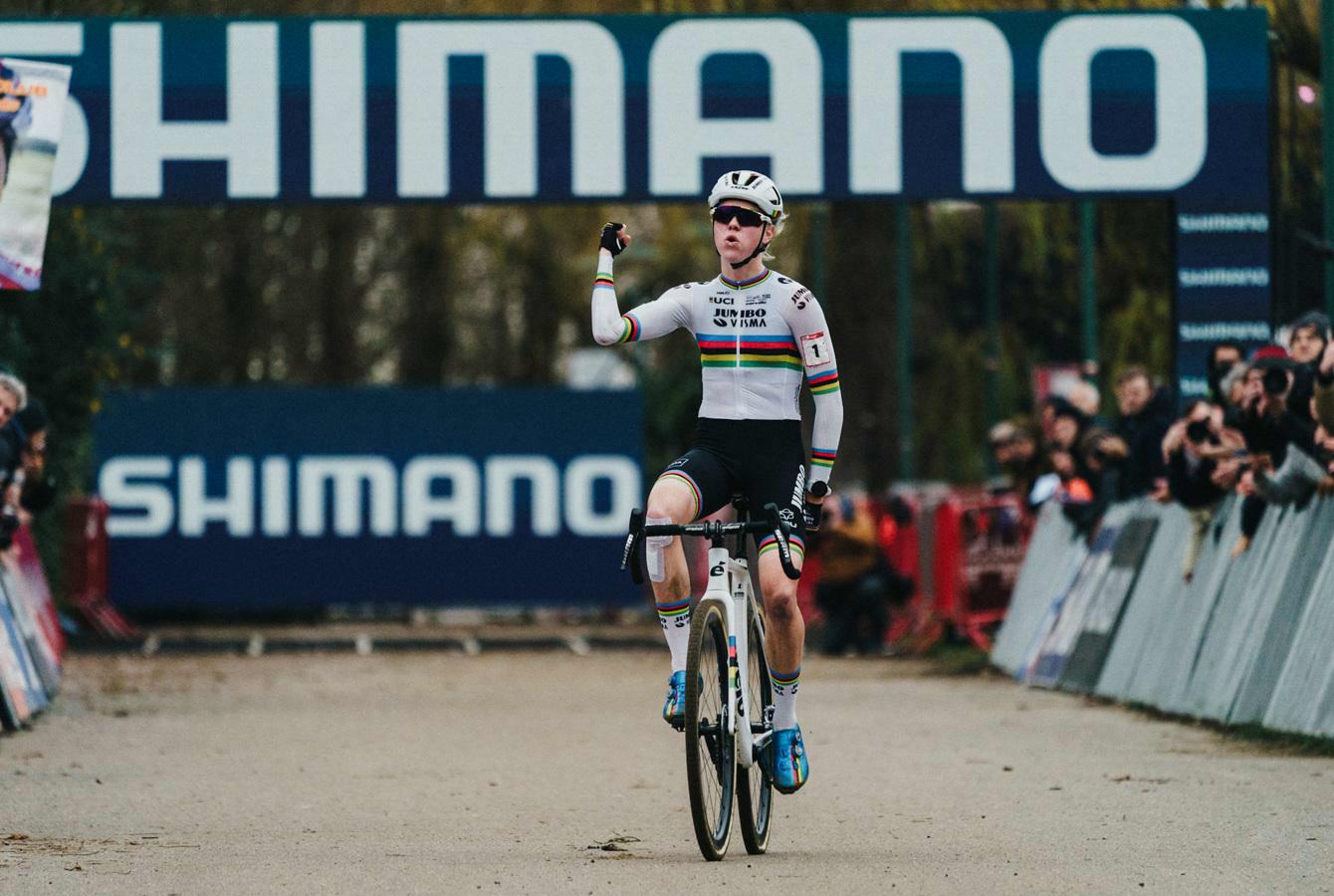 La championne du monde Van Empel s’impose en solo à Antwerpen