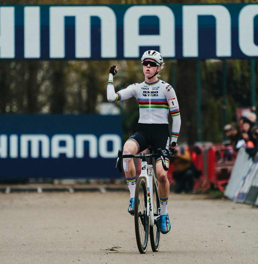 La championne du monde Van Empel s’impose en solo à Antwerpen