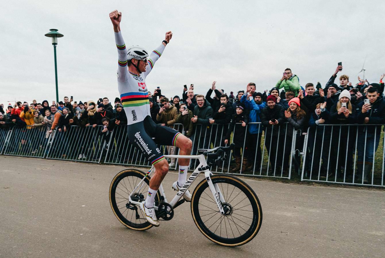 Van der Poel demonstreert op het strand van Sint-Anneke