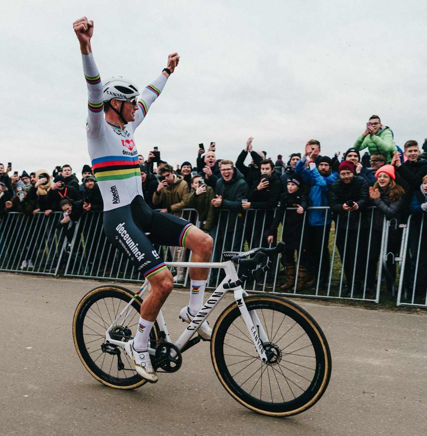 Van der Poel demonstreert op het strand van Sint-Anneke