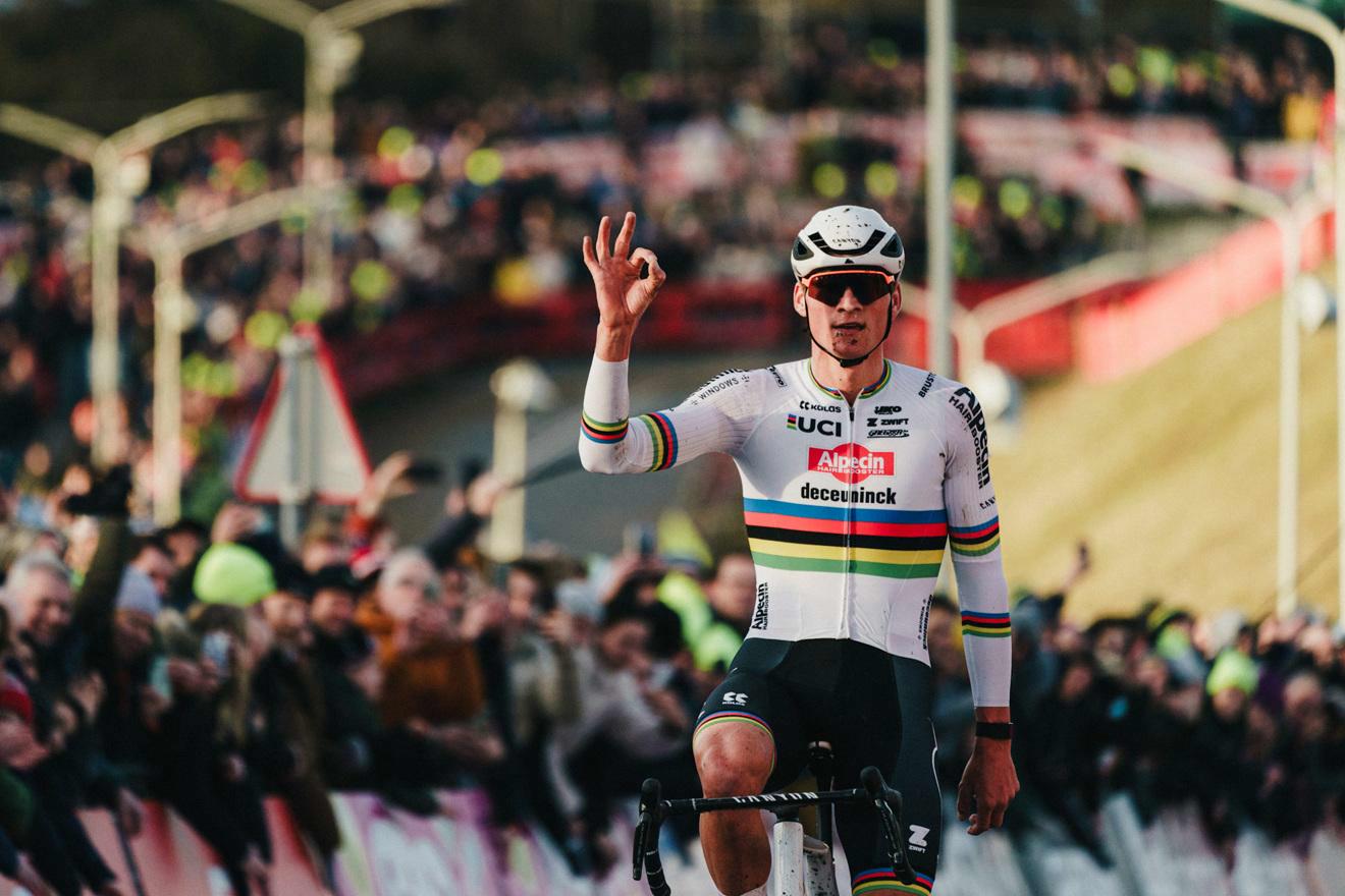 Van der Poel snelt weg in voorlaatste ronde