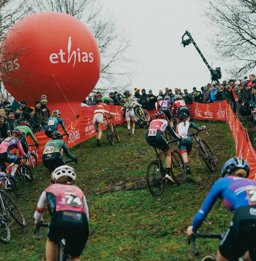Ontdek de succesverhalen van VELUX en Ethias tijdens de UCI Wereldbeker Veldrijden 2024-2025