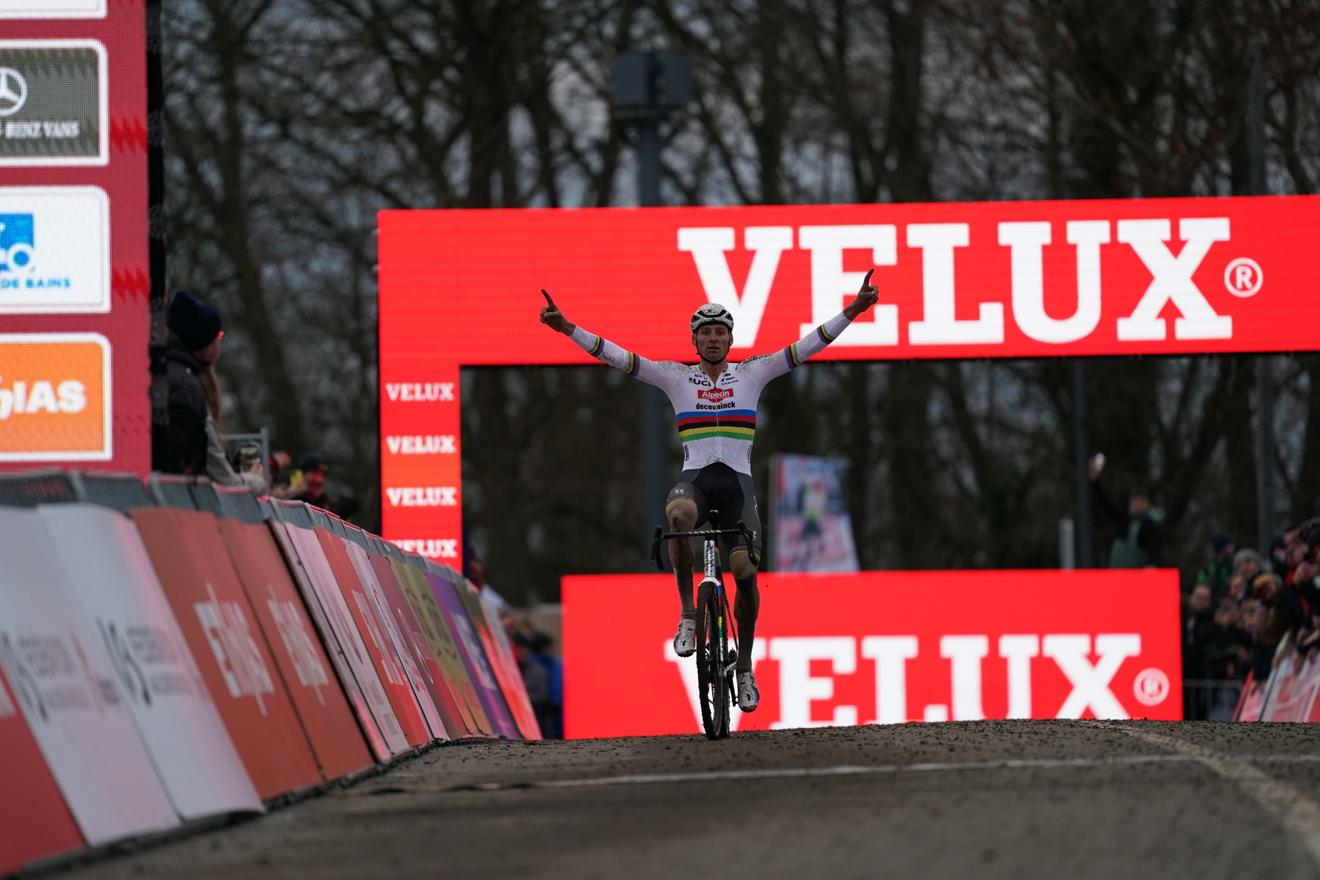 Le champion du monde Van der Poel en fête à Namur