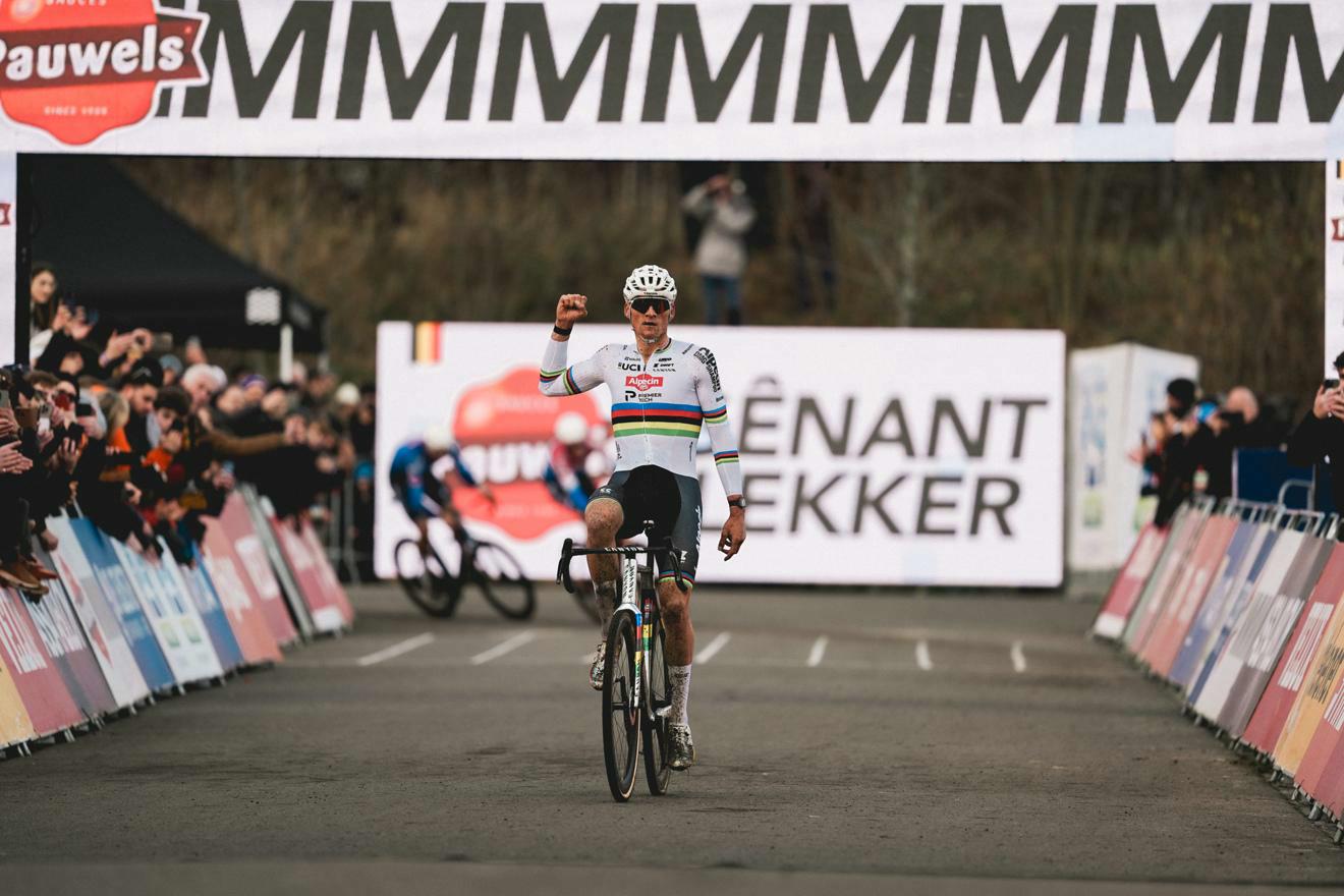 Van der Poel domine malgré la malchance à Maasmechelen
