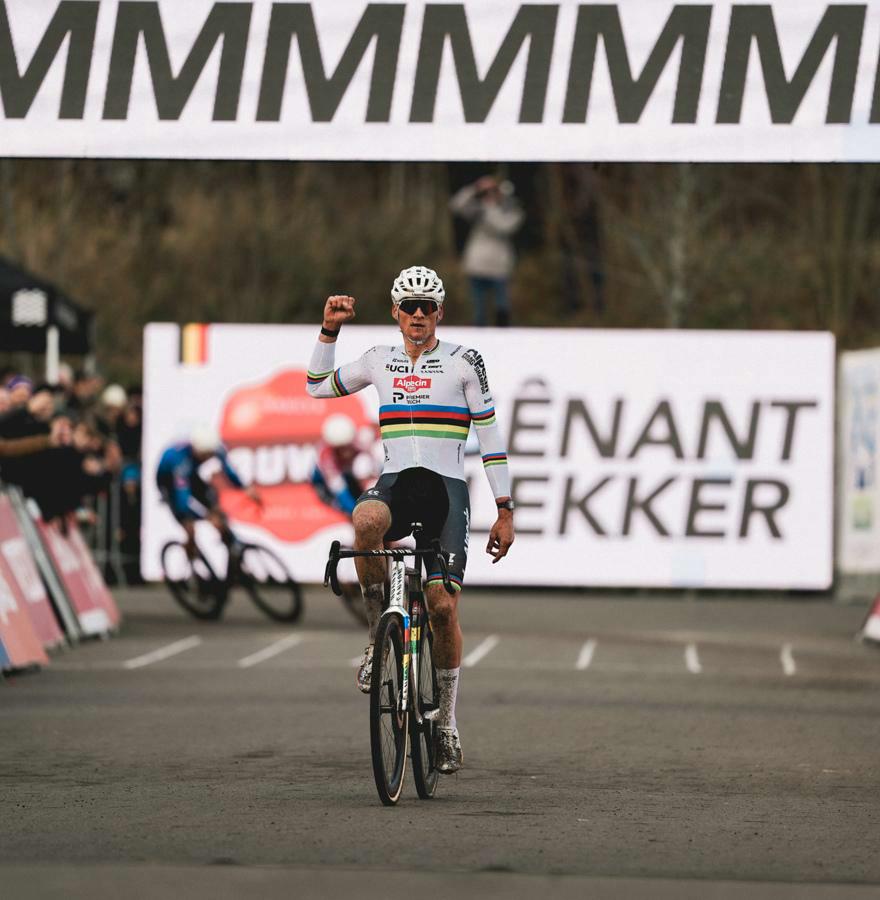 Van der Poel domine malgré la malchance à Maasmechelen