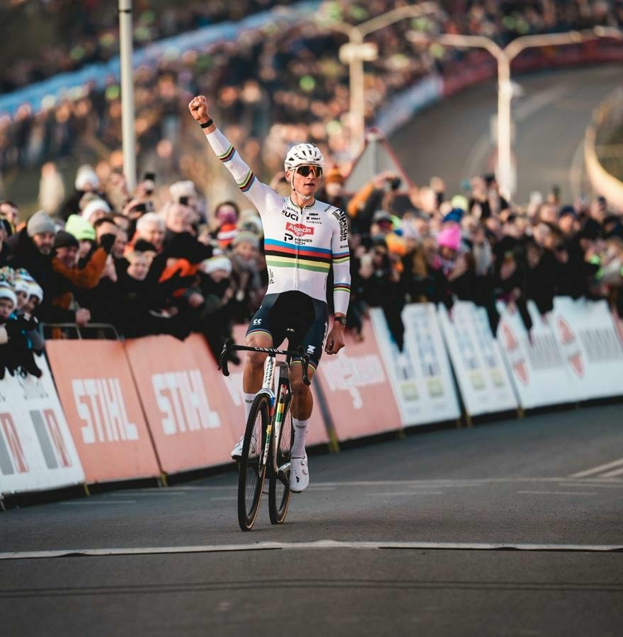 Mathieu van der Poel breekt in Hoogerheide record Wereldbekeroverwinningen