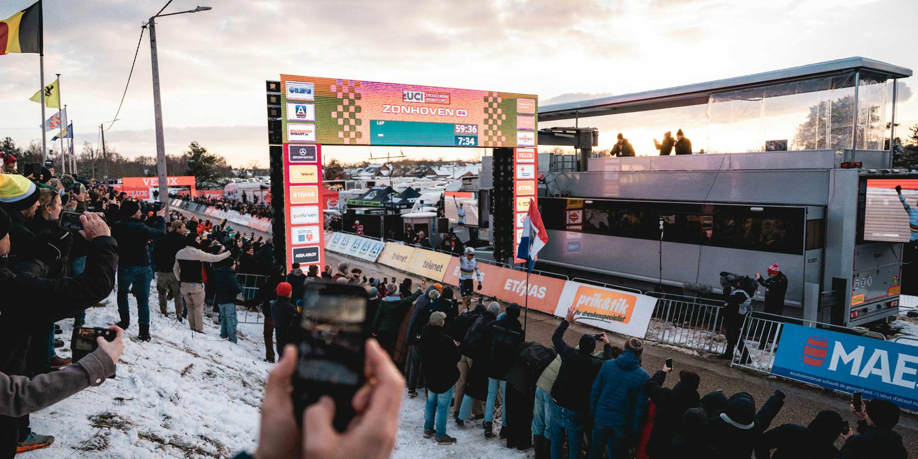 Volg de UCI Wereldbeker Veldrijden voortaan via het nieuwe het Flanders Classics WhatsApp kanaal